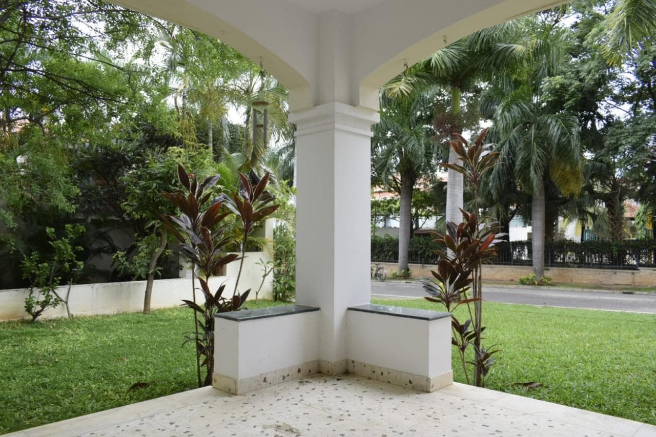 Grand East-Facing Villa Facade & 5-Car Parking